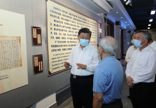 10月13日下午,习近平在汕头市小公园开埠区侨批文物馆考察,了解侨批历史和潮汕华侨文化。新华社记者 王晔 摄 10月13日下午,习近平在汕头市小公园开埠区侨批文物馆考察,了解侨批历史和潮汕华侨文化。新华社记者 王晔 摄