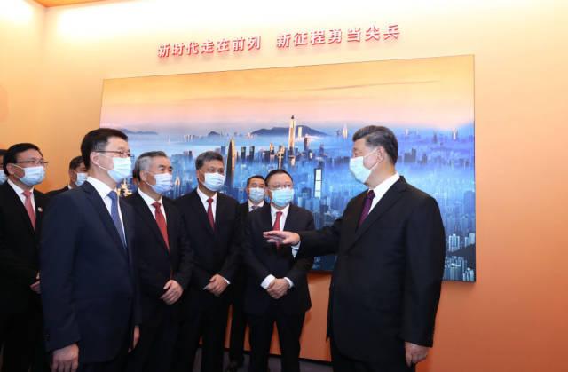 10月14日上午,习近平等参观“从先行先试到先行示范——庆祝深圳经济特区建立40周年展览”。新华社记者 鞠鹏 10月14日上午,习近平等参观“从先行先试到先行示范——庆祝深圳经济特区建立40周年展览”。新华社记者 鞠鹏