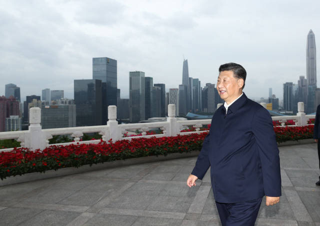 10月14日下午,习近平在莲花山公园远眺特区新貌。新华社记者 鞠鹏 摄 10月14日下午,习近平在莲花山公园远眺特区新貌。新华社记者 鞠鹏 摄