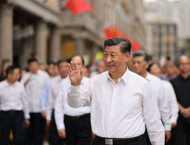 10月13日下午,习近平在汕头市小公园开埠区步行察看街区风貌时,向当地群众和游客挥手致意。新华社记者 王晔 摄 10月13日下午,习近平在汕头市小公园开埠区步行察看街区风貌时,向当地群众和游客挥手致意。新华社记者 王晔 摄