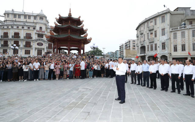 10月13日下午，习近平在汕头市小公园开埠区，同当地群众和游客亲切交流。新华社记者 鞠鹏 摄