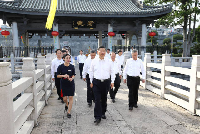 10月12日下午，习近平在潮州市察看广济桥，了解桥梁历史文化特色，听取修复保护情况介绍。新华社记者 鞠鹏 摄