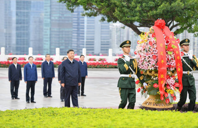 10月14日下午，习近平来到莲花山公园，向邓小平同志铜像敬献花篮。新华社记者 李响 摄