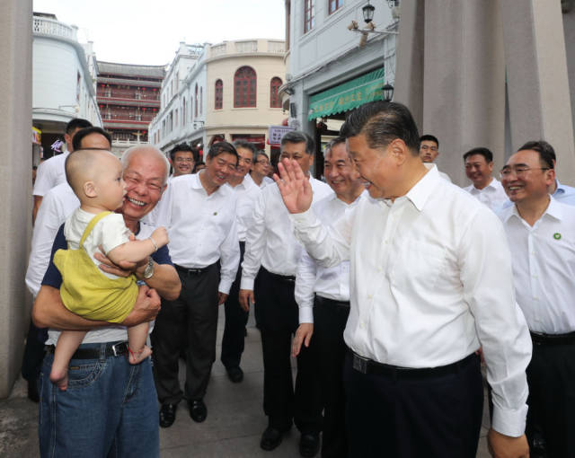 10月12日下午，习近平在潮州古城牌坊街考察时，同群众亲切交流。新华社记者 王晔 摄