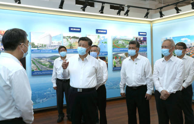 10月13日下午,习近平在汕头市小公园开埠区汕头开埠文化陈列馆考察,了解汕头开埠历史、经济特区发展成就及下一步发展规划情况。新华社记者 鞠鹏 摄 10月13日下午,习近平在汕头市小公园开埠区汕头开埠文化陈列馆考察,了解汕头开埠历史、经济特区发展成就及下一步发展规划情况。新华社记者 鞠鹏 摄