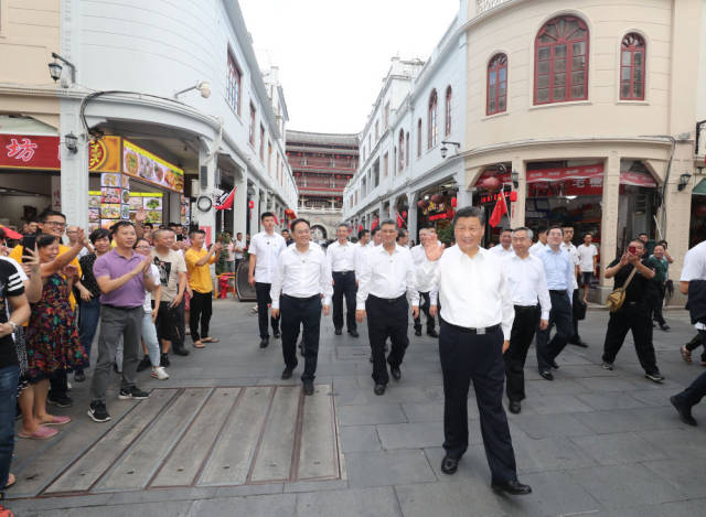 10月12日下午，习近平在潮州古城牌坊街考察时，向群众挥手致意。新华社记者 王晔 摄